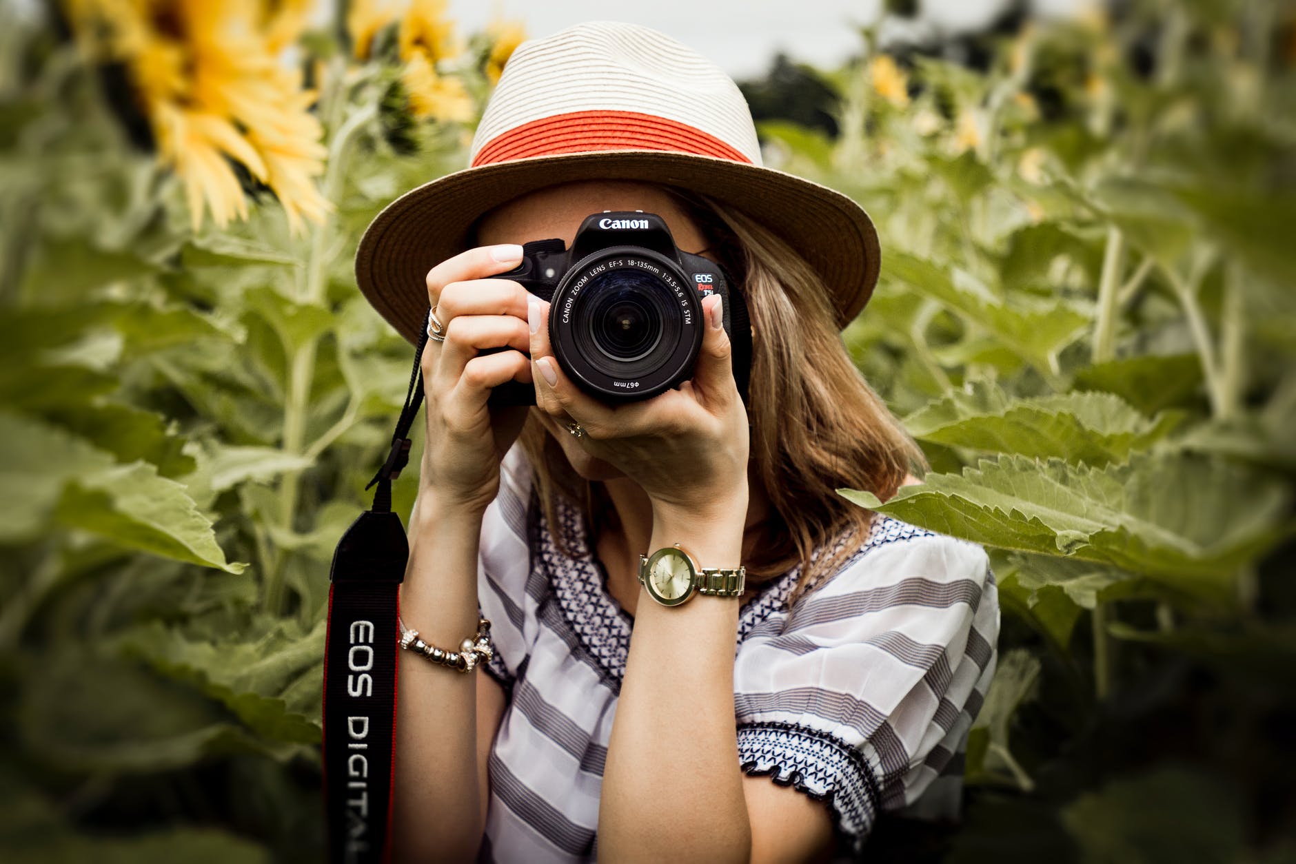 žena za fotoaparátom